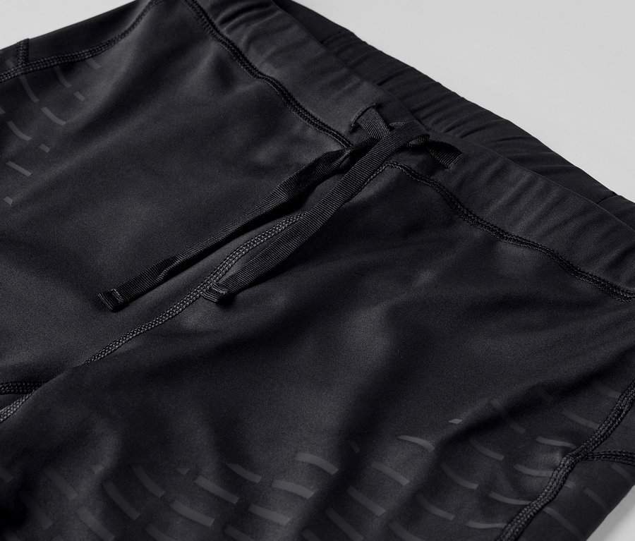 Detailaufnahme einer schwarzen Lauftight.