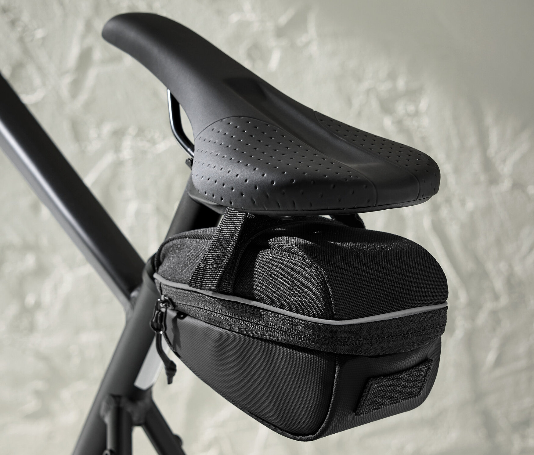 Eine Fahrrad-Satteltasche ist unter dem Sattel eines Fahrrads befestigt.