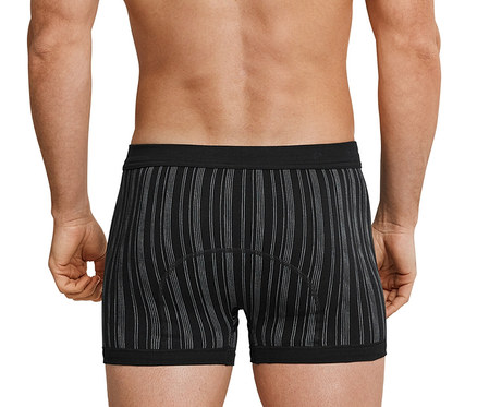 Mann von hinten in schwarzen SCHIESSER Shorts in Feinripp mit feinen weißen Streifen.