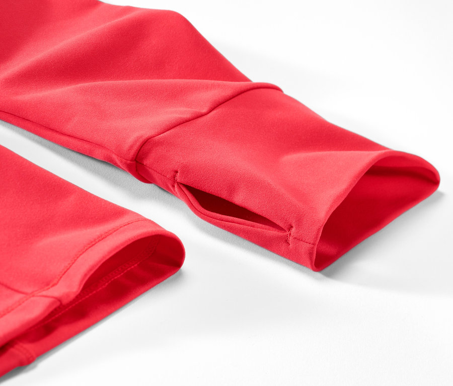 Detailansicht einer roten Sportjacke.