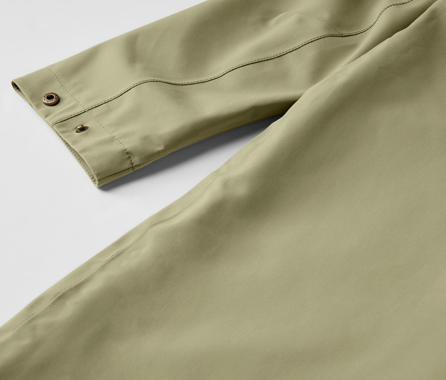 Detailansicht eines khaki Regenmantels.