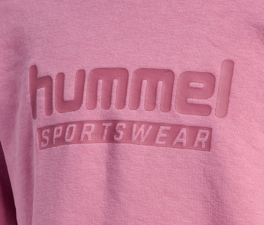 Detailansicht eines rosa HUMMEL HMLJR Base-Sweatshirts mit dem Aufdruck "hummel SPORTSWEAR".