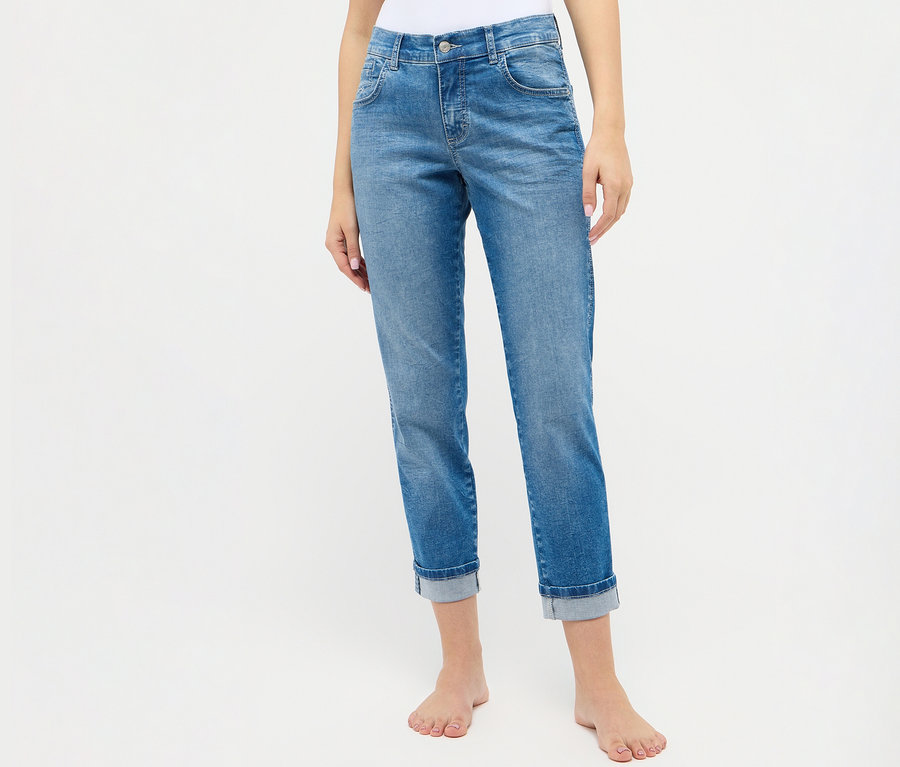 Person trägt Angels Jeans »Darleen« Crop Turn Up 7/8, light blue.