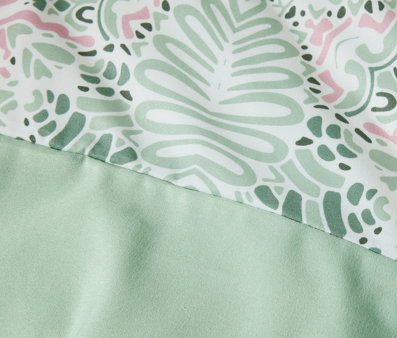 Detail einer grünen Microfaser-Bettwäsche in Normalgröße mit Muster.