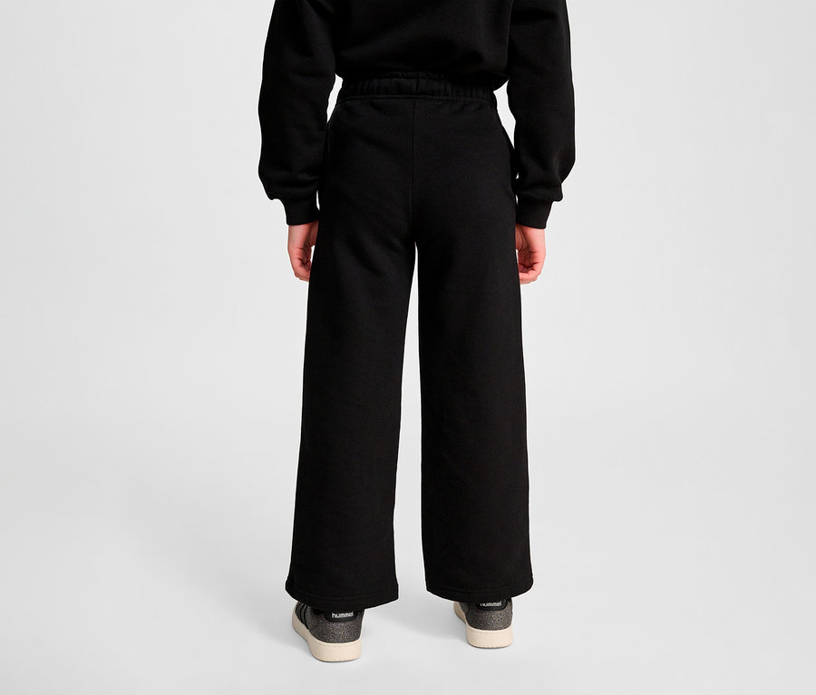 Person von hinten trägt eine schwarze HUMMEL HMLJR Loose WL Sweatpants.