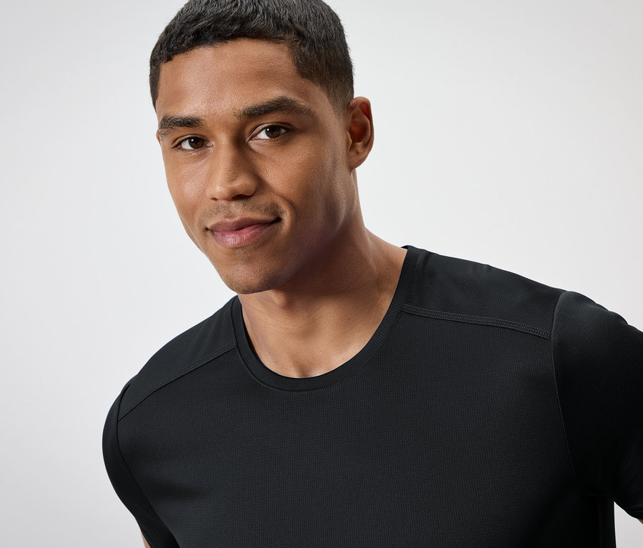 Porträt eines Mannes in einem schwarzen T-Shirt.