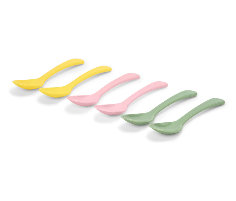 Auf einem weißen Hintergrund liegen sechs Löffel in Gelb, Rosa und Grün in einer Reihe.