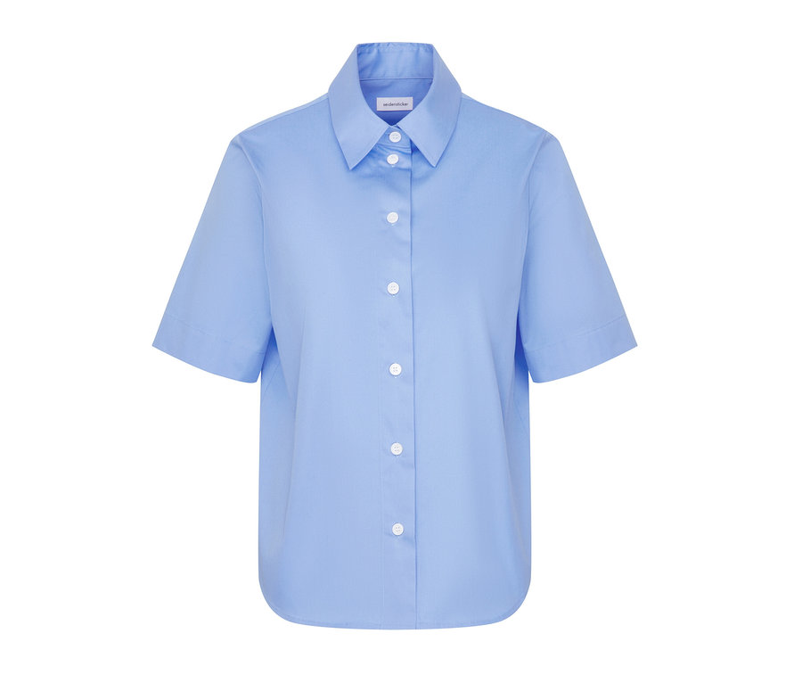 Hellblaue Seidensticker Kurzarm-Bluse mit weißen Knöpfen.