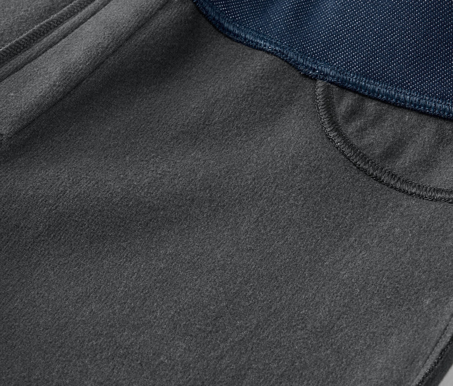 Nahaufnahme einer grauen Hose mit marineblauem Bund und einer Tasche.