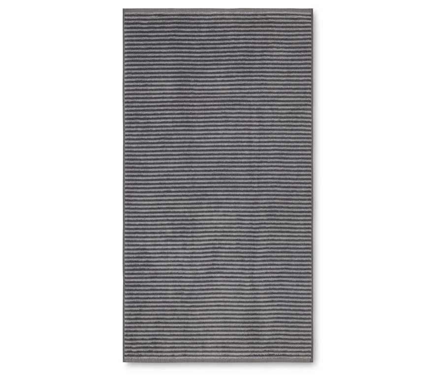 Ein rechteckiger Teppich mit horizontalen Streifen in Grau- und Silbertönen liegt auf einem weißen Hintergrund.
