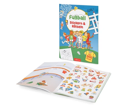 Aufgeschlagenes Fußball-Sticker-und-Rätsel-Buch mit einem Aufkleberbogen im Hintergrund.