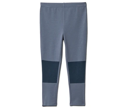 Graue Leggings mit marineblauen Kniepatches liegen auf einem weißen Hintergrund.