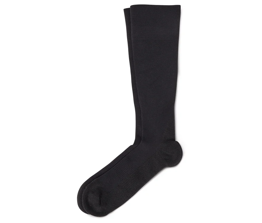 Ein Paar schwarze, knielange Socken liegen auf einem weißen Hintergrund.