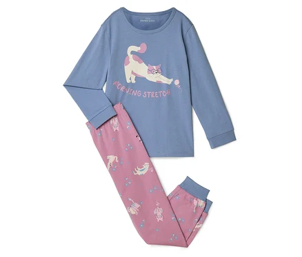Hellblauer Pyjama mit langen Ärmeln und rosa Hose. Das Oberteil zeigt eine Katze, die sich streckt, und den Schriftzug „MORNING STRETCH“. Die Hose hat ein Muster aus spielenden Katzen und blauen Blumen.
