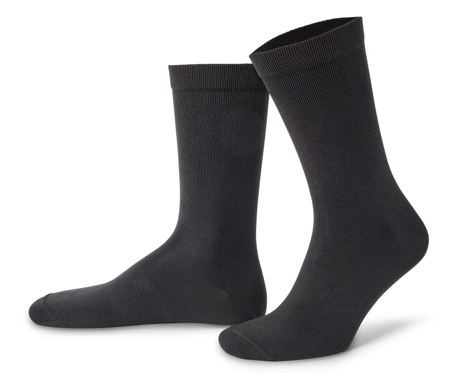 Zwei schwarze Socken stehen auf einem weißen Hintergrund.