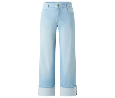 Hellblaue Jeans mit weitem Bein und hochgekrempeltem Saum liegen auf einem weißen Hintergrund.