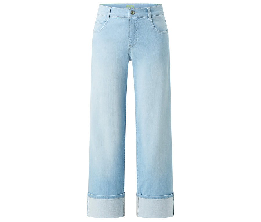 Hellblaue Jeans mit weitem Bein und hochgekrempeltem Saum liegen auf einem weißen Hintergrund.