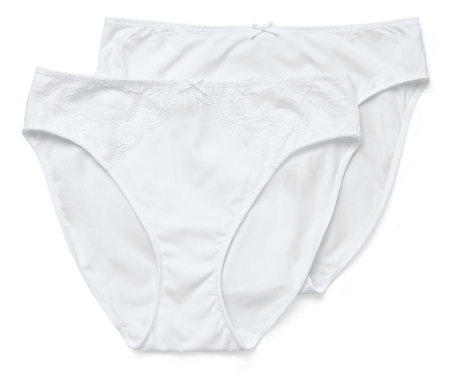 Zwei weiße Slips liegen übereinander, der vordere Slip hat eine Spitzenbordüre.