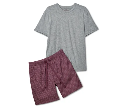 Graues T-Shirt liegt neben gemusterten, weinroten Shorts mit Kordelzug.
