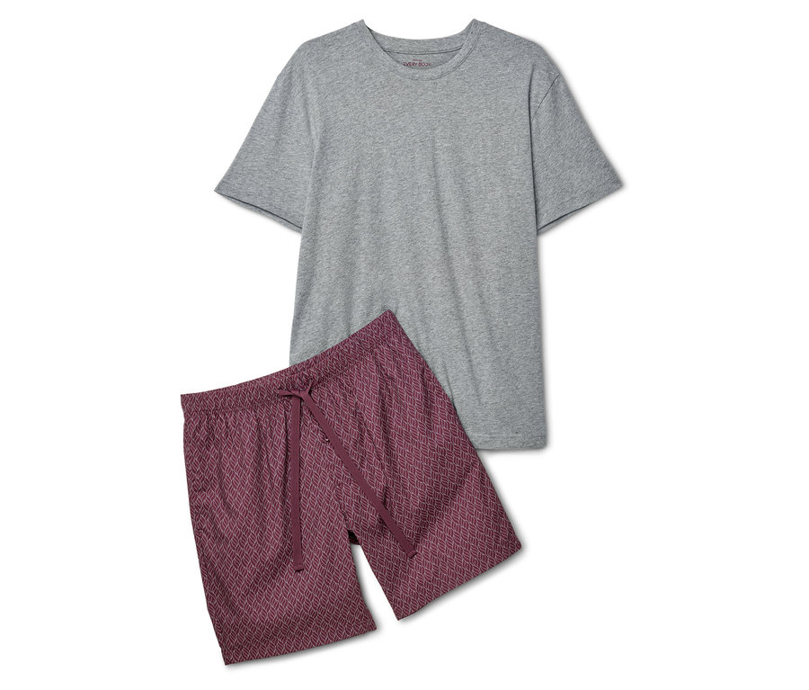 Graues T-Shirt liegt neben gemusterten, weinroten Shorts mit Kordelzug.