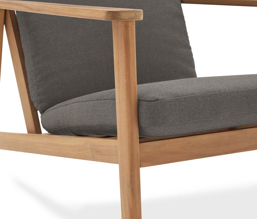 Detailansicht eines Sessels mit Holzrahmen und grauen Polstern.