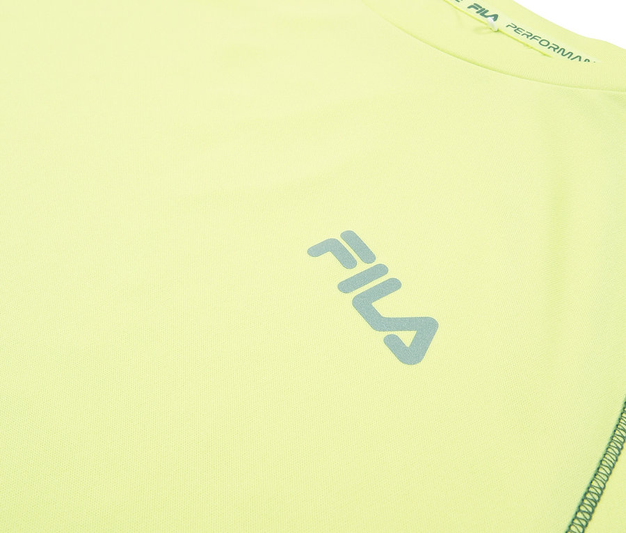 Nahaufnahme eines hellgelben Fila-Sportoberteils mit blauem Fila-Logo.