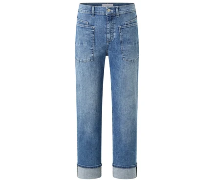 Hellblaue Jeans mit aufgerollten Säumen und aufgesetzten Taschen.