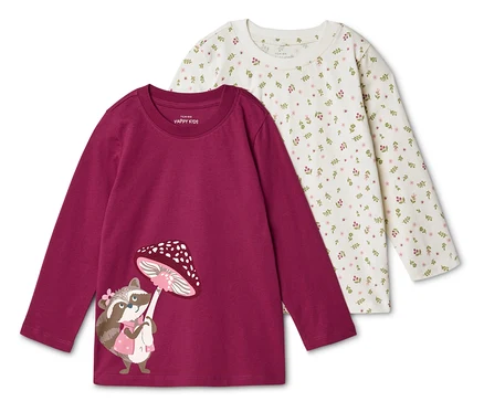 Zwei langärmlige Kinder-Shirts: eins weiß mit Blumenmuster, eins bordeauxrot mit Waschbär unter einem Pilz.