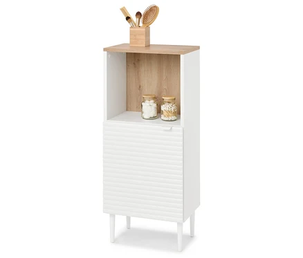 Ein weißer Badezimmerschrank mit einer Schublade mit horizontalen Rillen, zwei Glasbehältern und einem Holzkasten mit Make-up-Pinsel und Haarbürste oben drauf.