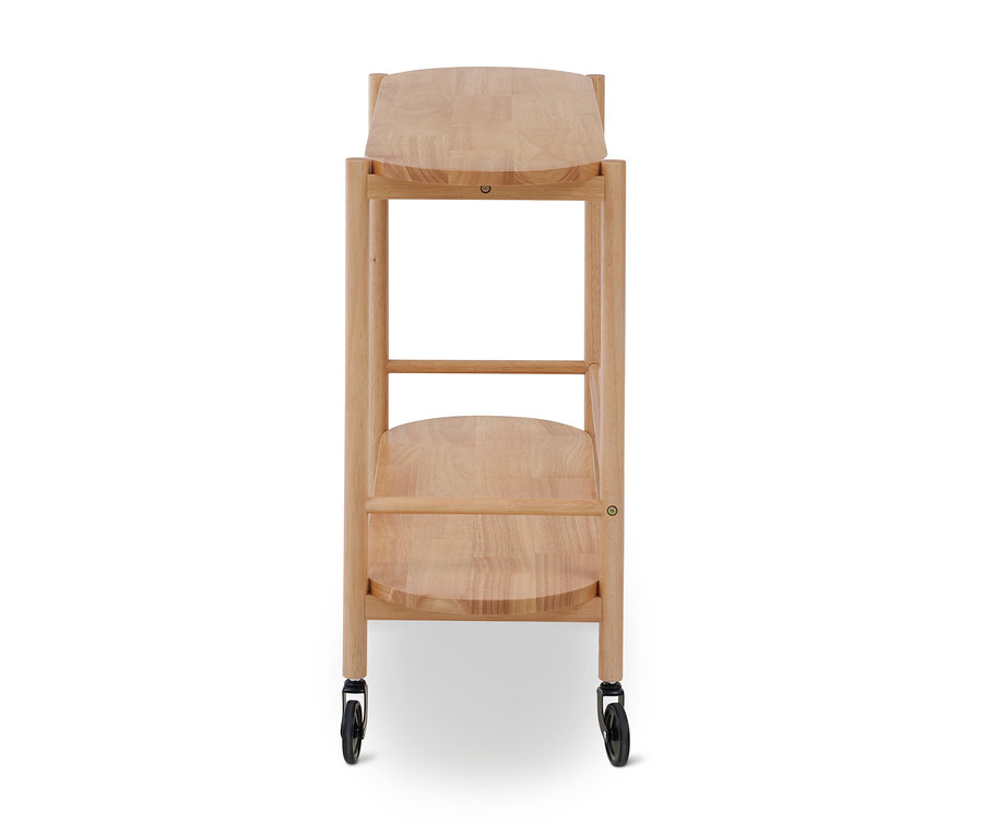 Heller Servierwagen aus Holz mit rechteckigem Rahmen, zwei geschwungenen Ablagen oben und in der Mitte sowie einer flachen unteren Ablage, auf vier schwarzen Rollen.