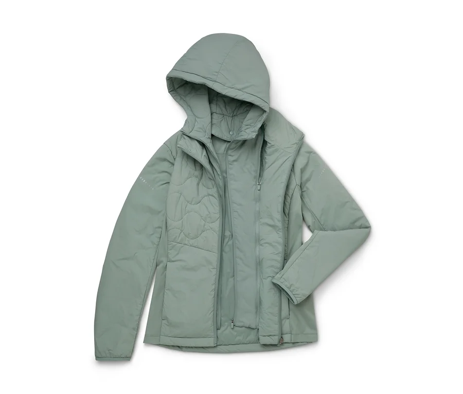 Hellgrüne Jacke mit Kapuze, auf der linken Seite gesteppt, mit Reißverschluss.