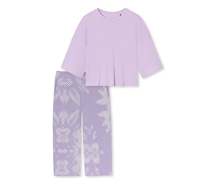 Hellvioletter Loungewear-Set mit kurzärmeligem Oberteil und gemusterter weiter Hose mit weißem geometrischem Design.