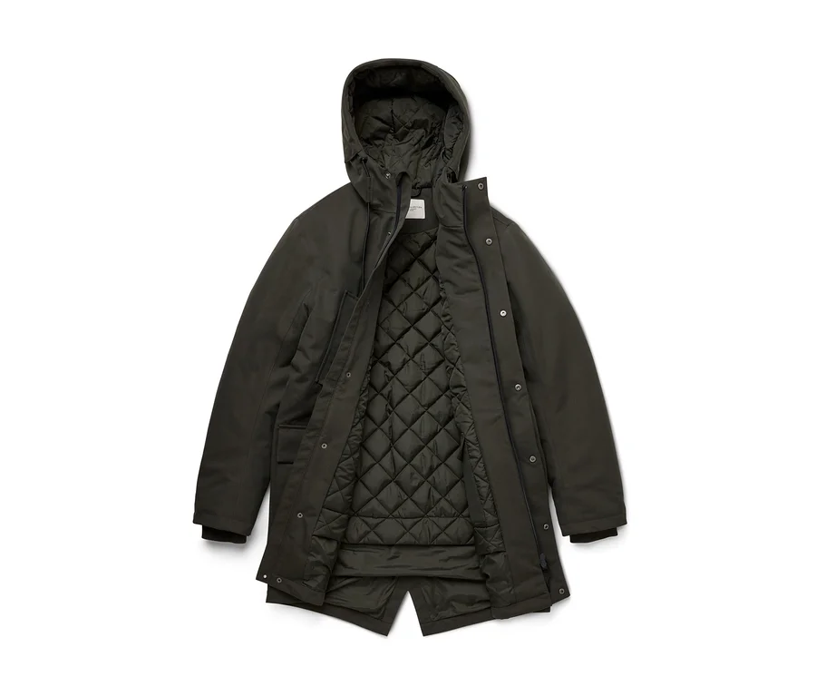 Dunkelgrüner Parka mit Kapuze, flach liegend und offen, um ein dunkelgrünes Steppfutter zu zeigen.