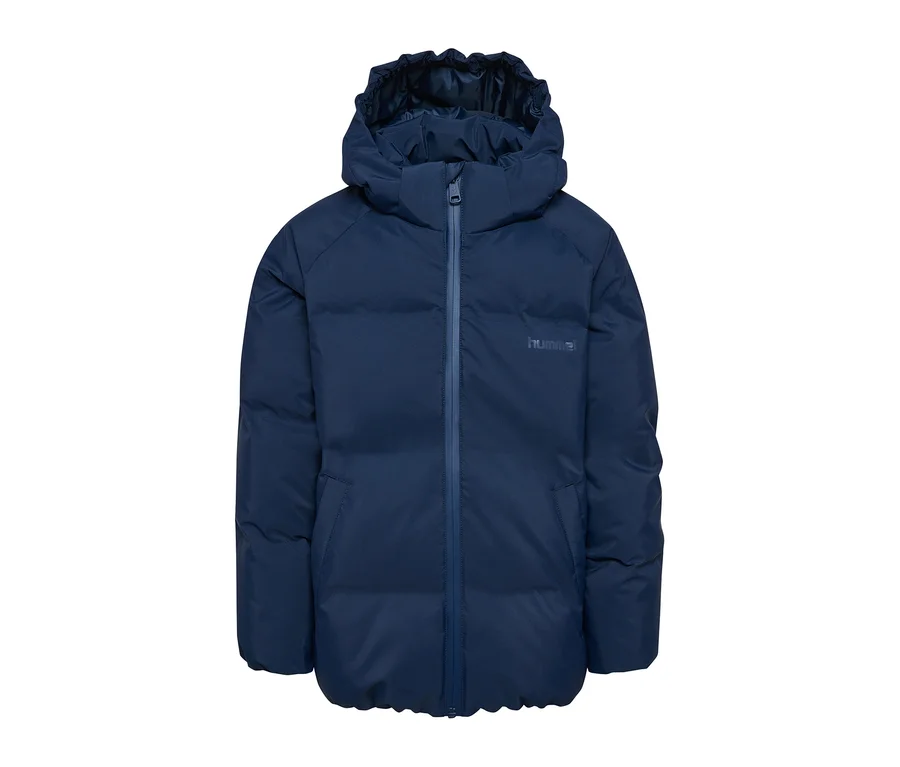 Blaue hummel® HMLJR All Weather Puffer Jacket mit Kapuze und Reißverschluss, mit hummel® Logo auf der rechten Brust.