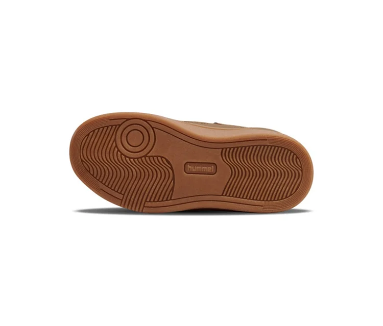 Brauner hummel® Sneaker »St Power Play Mid Wt Jr«, die strukturierte Sohle mit kreisförmigem Muster und hummel Logo ist sichtbar.