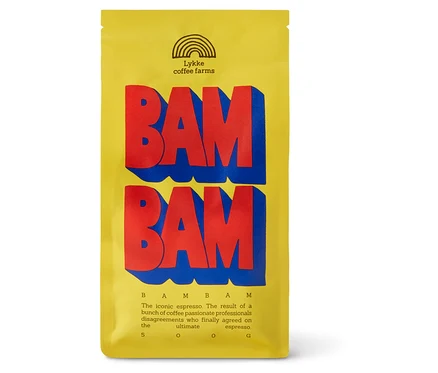 Gelbe Kaffeepackung mit dem Logo "Lykke coffee farms" und dem Schriftzug "BAM BAM" in Rot mit blauem Schatten. Darunter steht "The iconic espresso. 500G".
