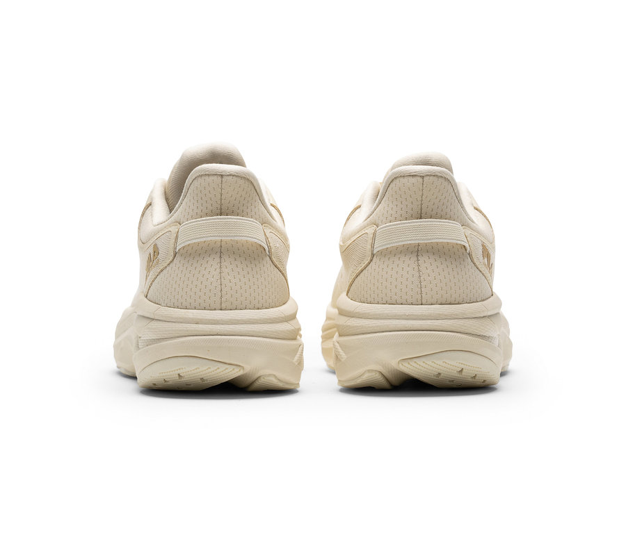 Zwei hellbeige Sneaker, von hinten gesehen, mit dicken Sohlen und strukturiertem Obermaterial.