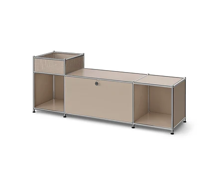 Beiges, modulares Sideboard mit Chromrahmen, bestehend aus einem offenen Fach und einem perforierten Korb links, einem geschlossenen Schrankfach mit Griff und einem offenen Fach in der Mitte sowie einem weiteren offenen Fach rechts.