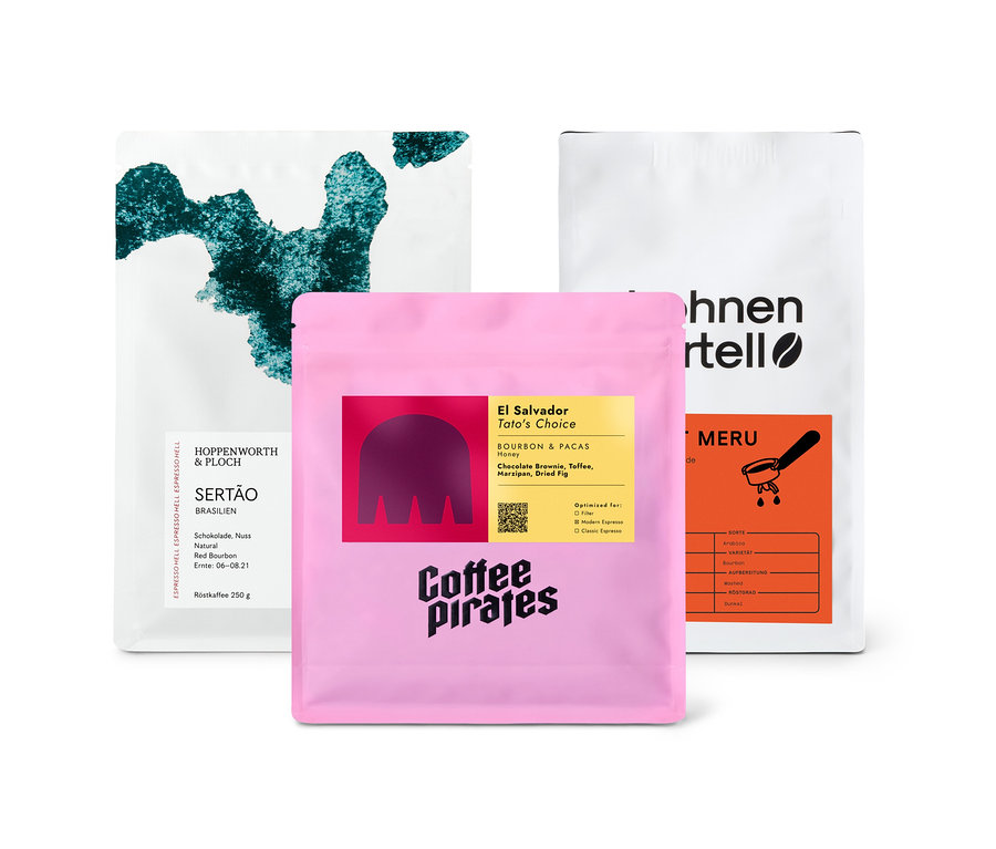 Drei Packungen Espresso Probierpaket "3-Länder Kaffeeset" mit je 250 g ganzen Bohnen stehen aufrecht.