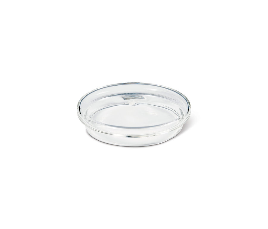 Leere Kaffeekanne aus Glas vor weißem Hintergrund.