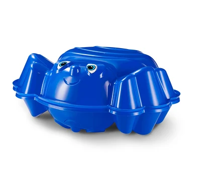 Blauer Plastiksandkasten mit Gesicht auf weißem Hintergrund.