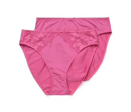 Zwei rosafarbene Slips liegen übereinander, der obere Slip hat einen floralen Spitzenbesatz.