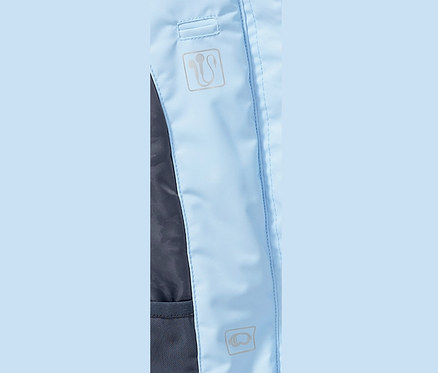 Detailansicht einer hellblauen Skijacke.