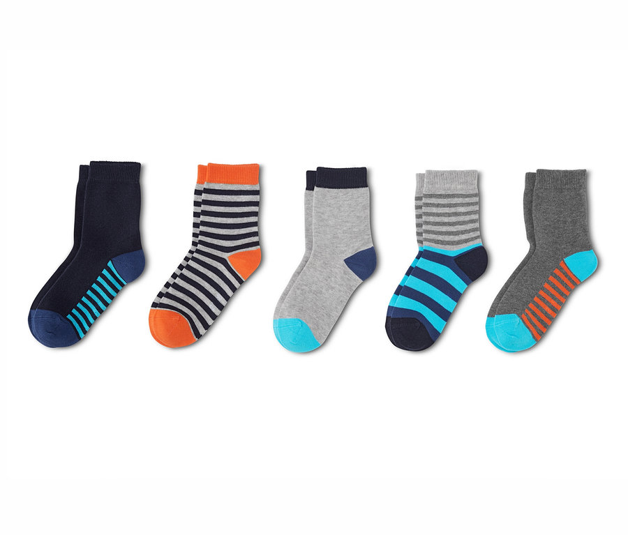 Fünf Paar Socken in verschiedenen Farben und Mustern.