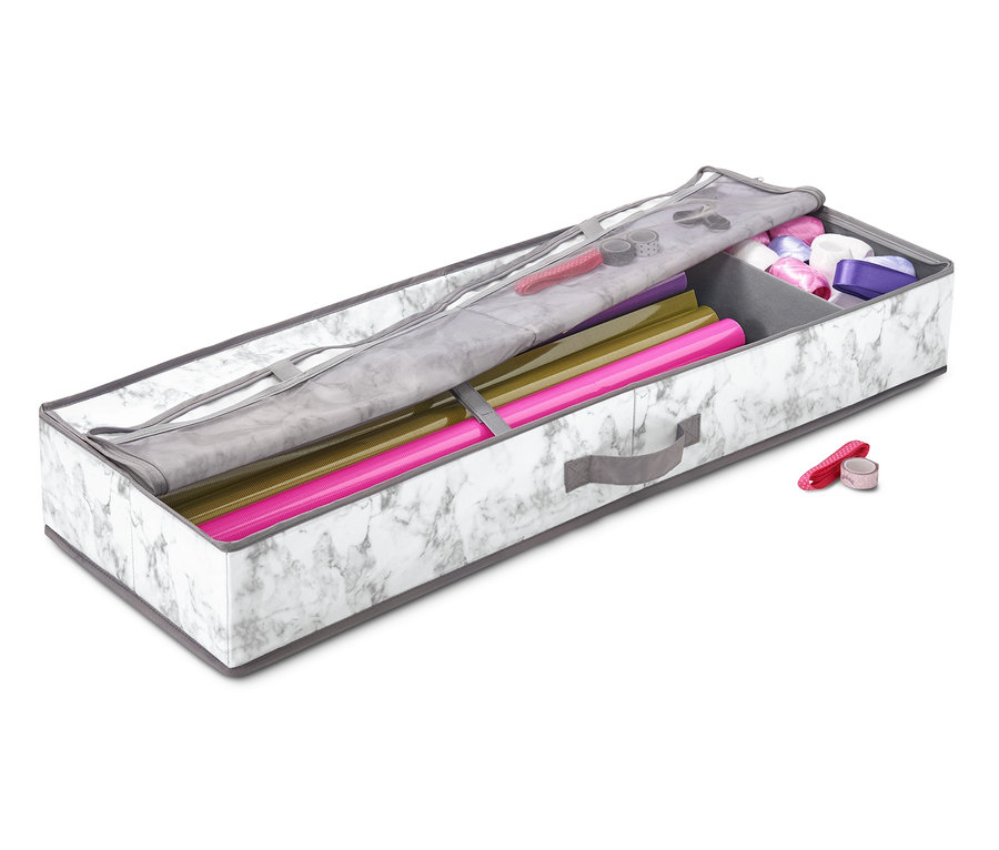 Ein geöffneter Geschenkpapier-Organizer mit Marmormuster, der Papierrollen und Bänder enthält.