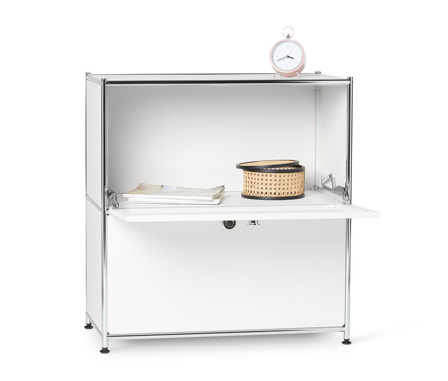 Weißes Sideboard Metall »CN3«, niedrig mit Klappenfächern, darauf liegen eine Uhr, ein Korb und Zeitschriften.