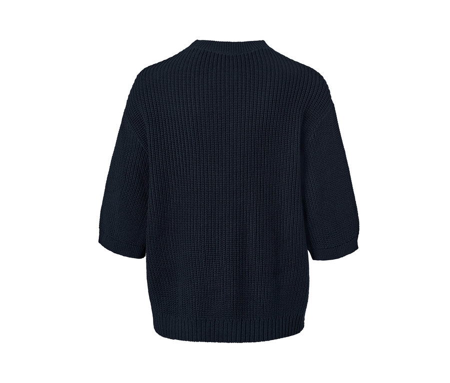 Detailansicht von hinten eines marineblauen Grobstrick-Pullovers.