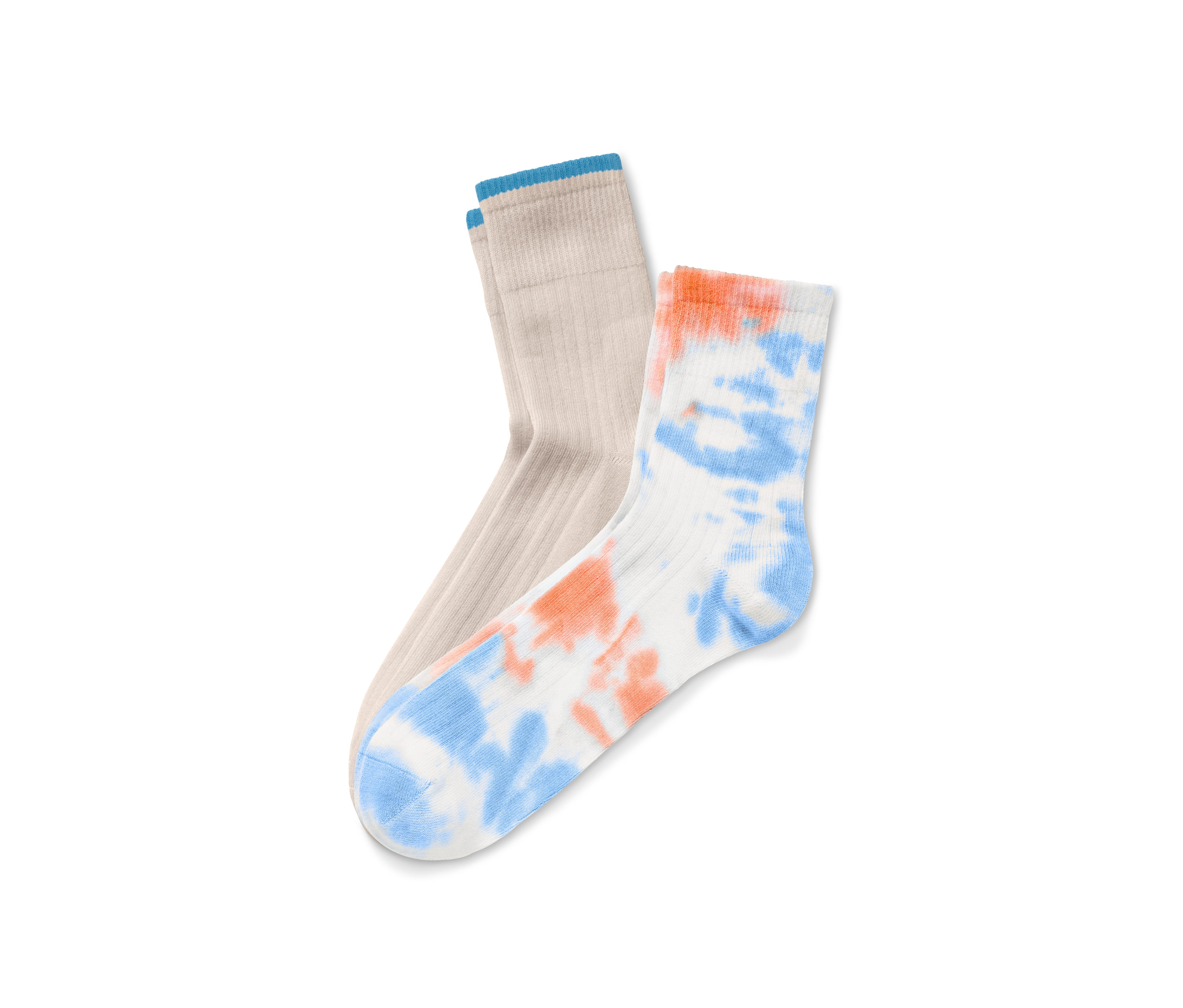 Zwei Paar Socken: ein Paar beige mit blauem Rand und ein Paar weiße Socken mit orange-blauem Batikmuster.