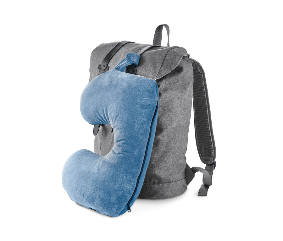 Ein blaues 2-in-1-Nackenkissen hängt an einem grauen Rucksack.
