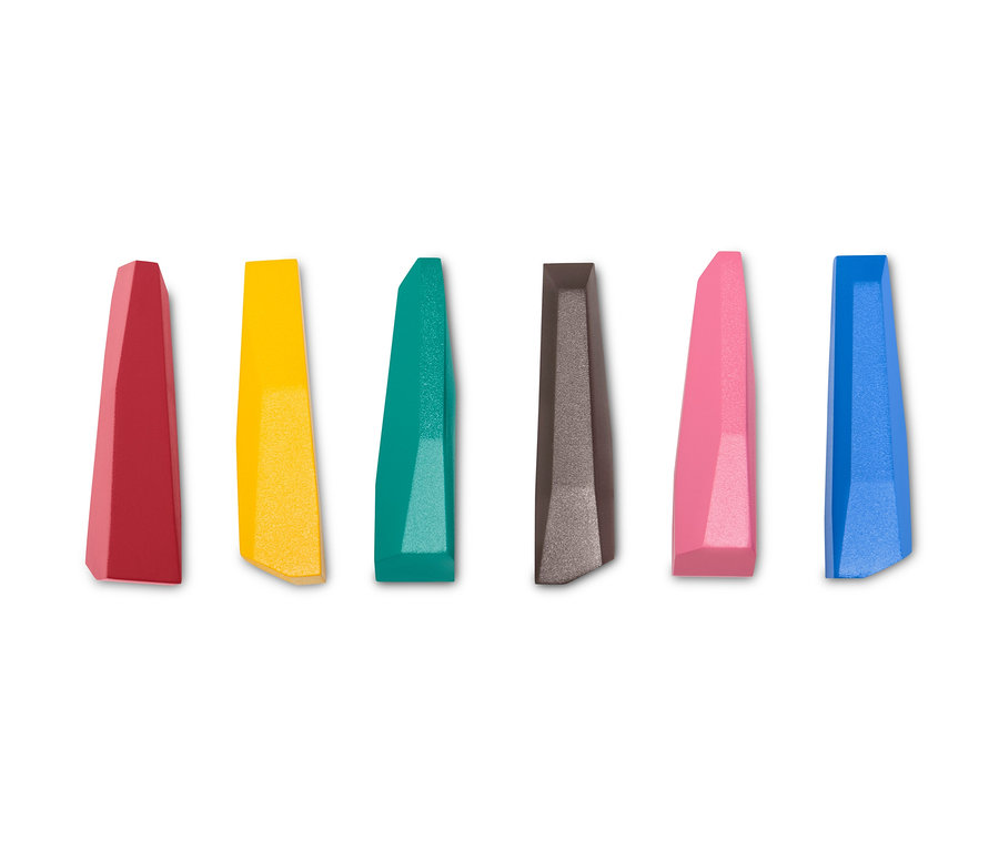 Sechs verschiedenfarbige Wachsmalstifte in einer Reihe angeordnet.